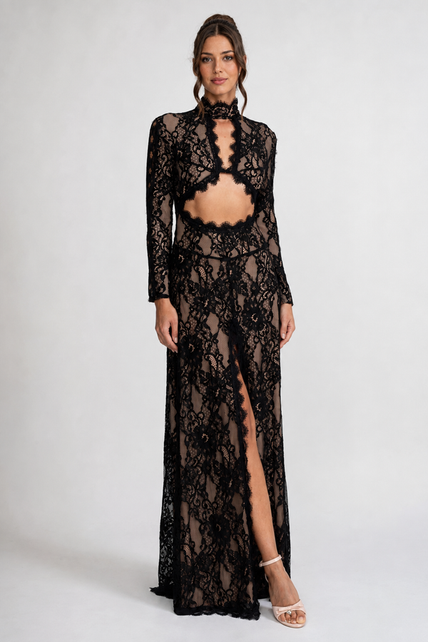 VESTIDO LARGO DE ENCAJE CON CUELLO ALTO Y ABERTURA FRONTAL - NEGRO