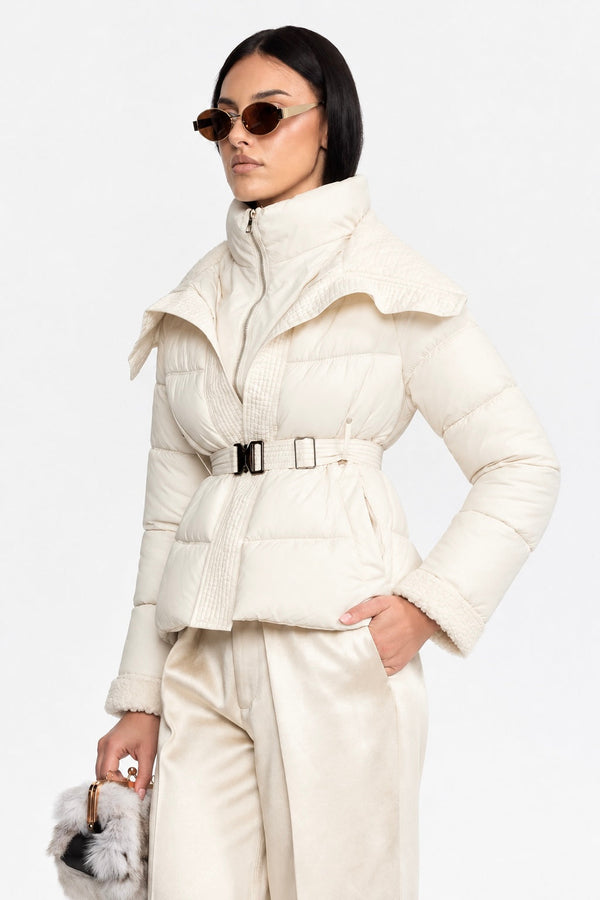 CHAQUETA ACOLCHADA CON CINTURÓN Y CUELLO DE BORREGUITO - MARFIL