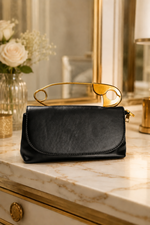 BOLSO CON CIERRE METÁLICO DECORATIVO Y CORREA DE HOMBRO - NEGRO