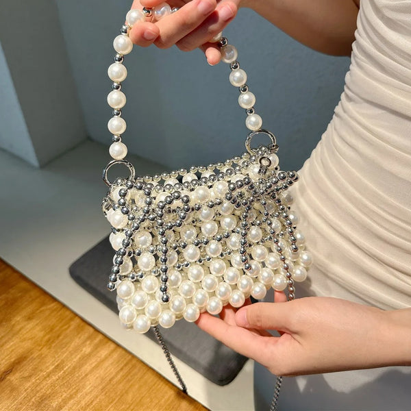 BOLSO DE MANO DE ABALORIOS CON PERLAS Y DETALLES PLATEADOS - BLANCO