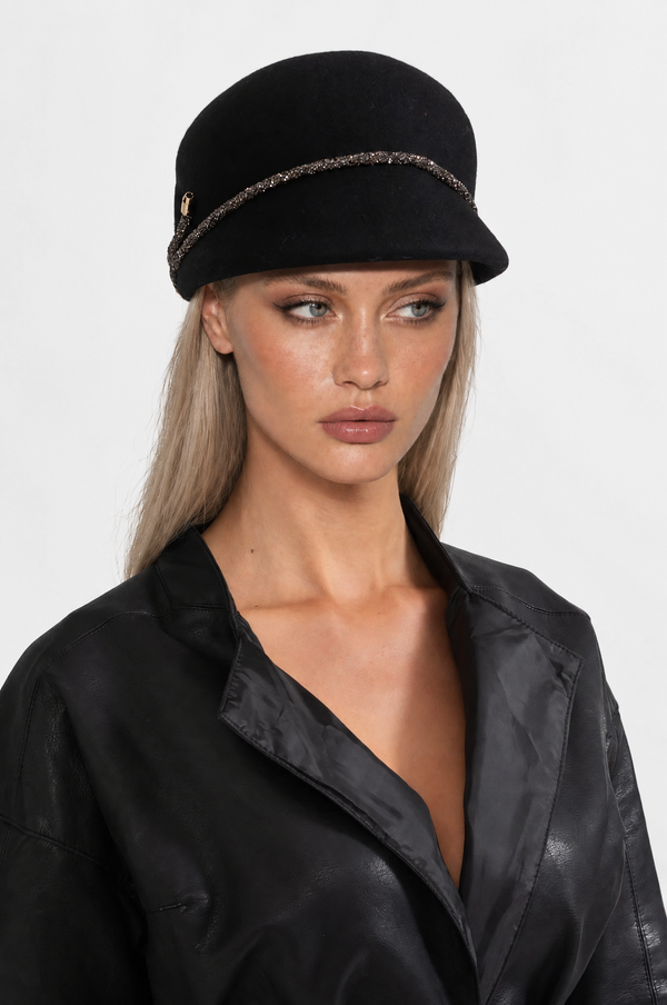 SOMBRERO DE ALA CORTA CON DETALLE DECORATIVO - NEGRO