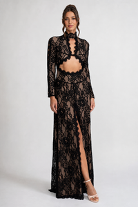 VESTIDO LARGO DE ENCAJE CON CUELLO ALTO Y ABERTURA FRONTAL - NEGRO