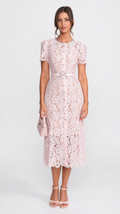 VESTIDO DE ENCAJE FLORAL AJUSTADO CON BAJO FESTONEADO - ROSA PALO
