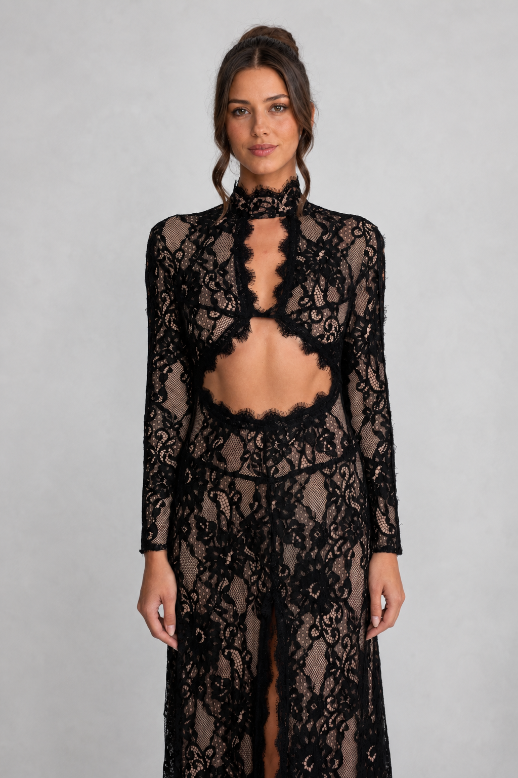 VESTIDO LARGO DE ENCAJE CON CUELLO ALTO Y ABERTURA FRONTAL - NEGRO