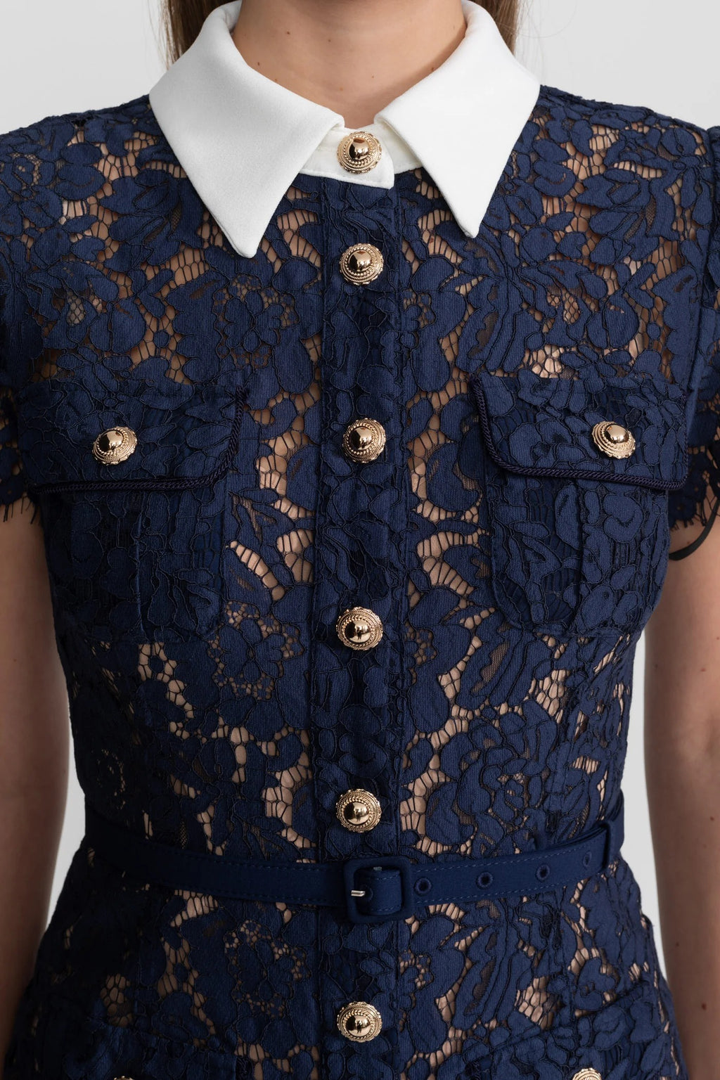 VESTIDO MIDI DE ENCAJE FLORAL CON CUELLO SASTRE - AZUL MARINO