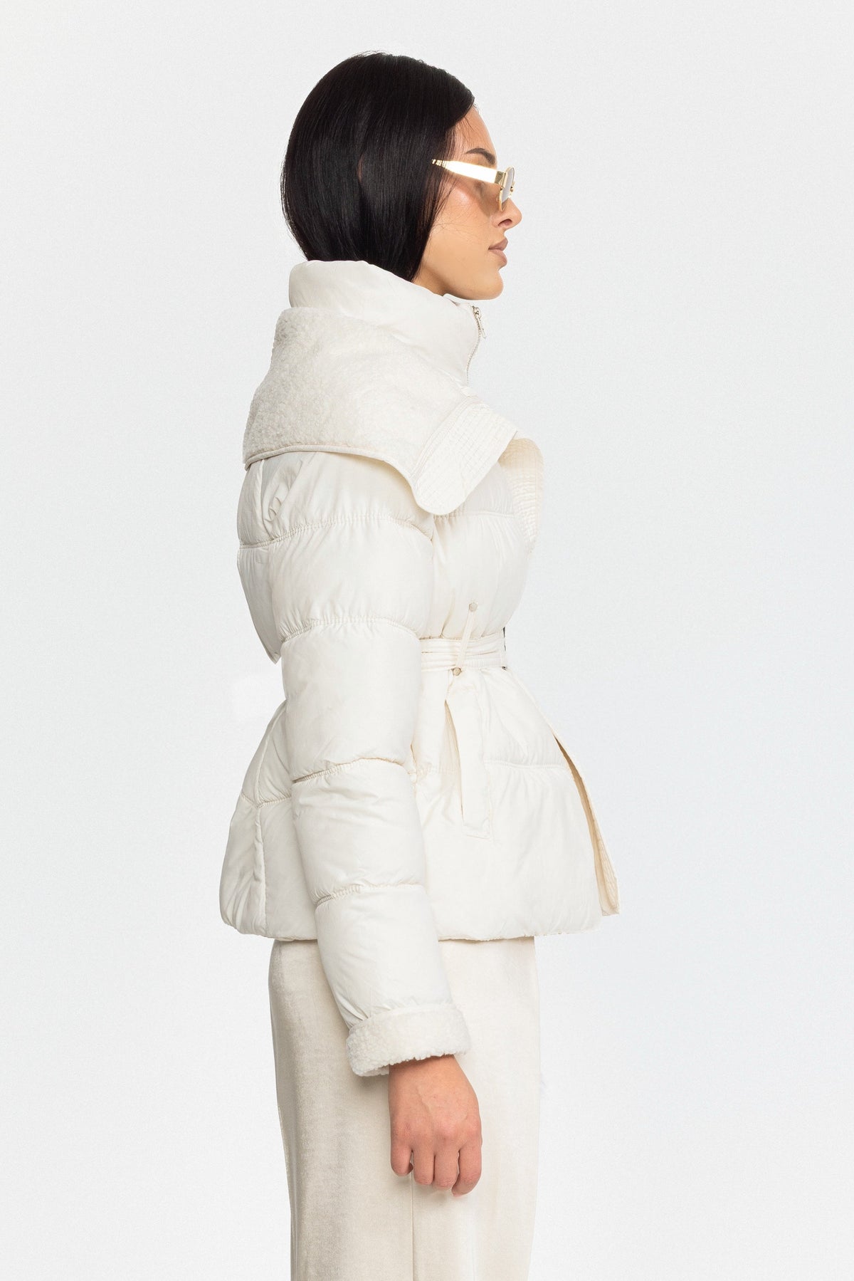 Sidonie - Chaqueta acolchada con cinturón y cuello de borreguito - Marfil