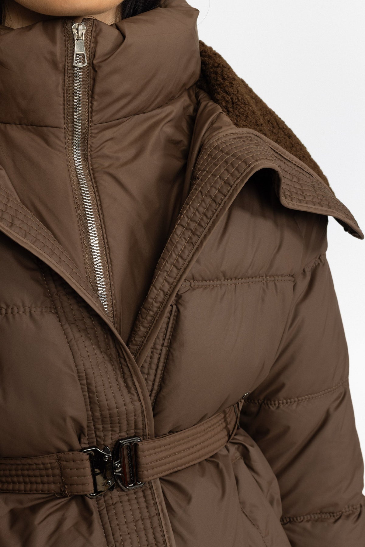 Sidonie - Chaqueta acolchada con cinturón y cuello de borreguito - Café