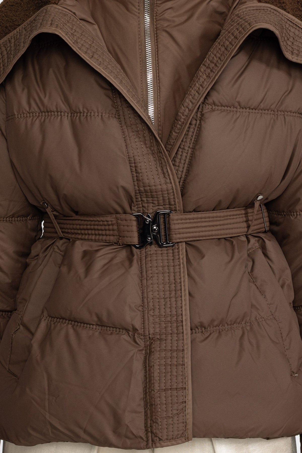 Sidonie - Chaqueta acolchada con cinturón y cuello de borreguito - Café