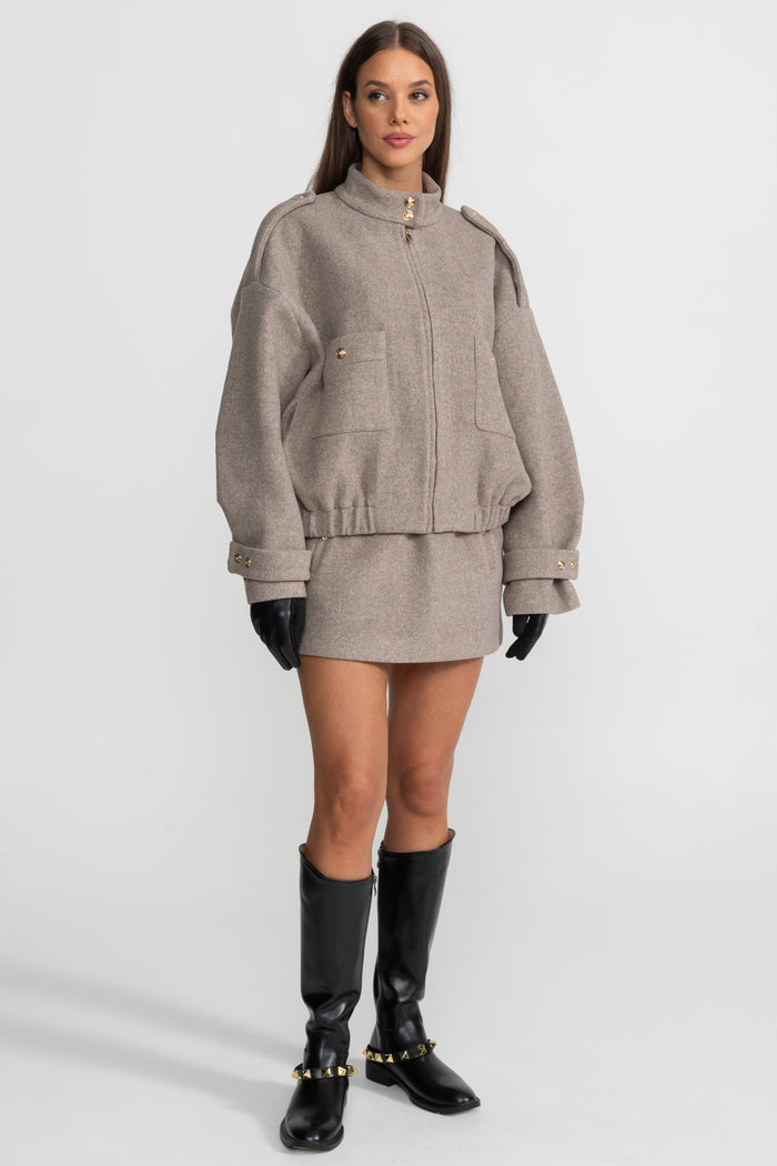 CONJUNTO DE CHAQUETA BOMBER ESTRUCTURADA DE LANA Y MINIFALDA - TOPO