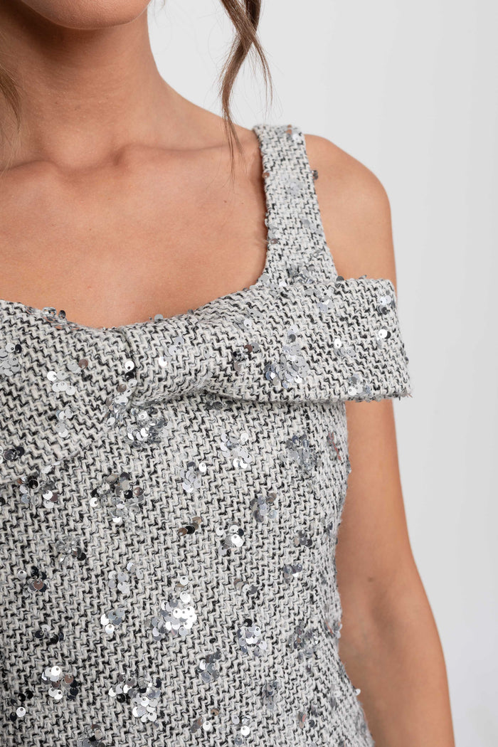 VESTIDO MINI DE TWEED CON LENTEJUELAS, LAZO Y ESCOTE CUADRADO - PLATEADO