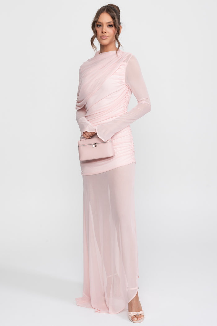VESTIDO MAXI CON HOMBRO DRAPEADO Y FALDA TRANSPARENTE - ROSA