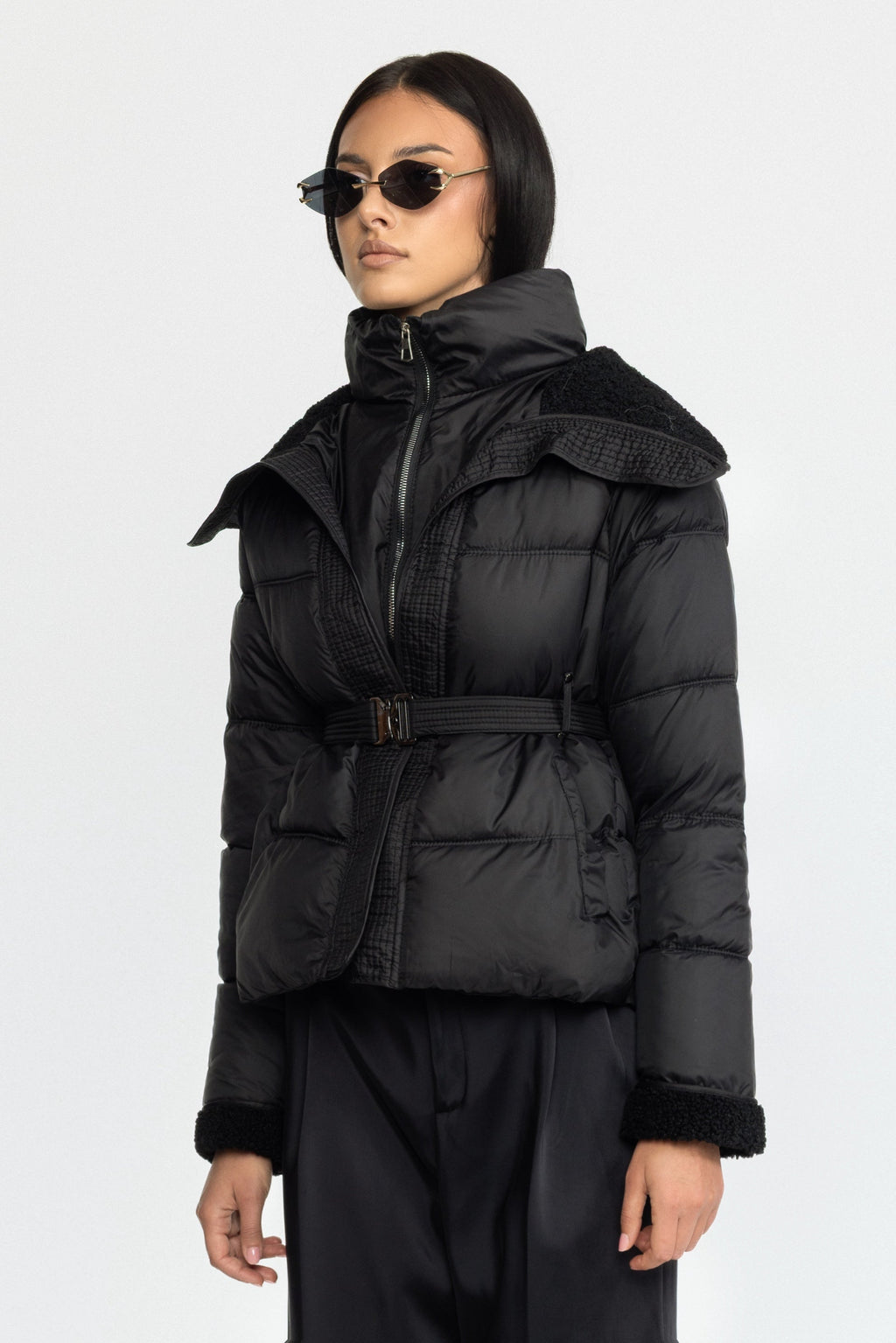 Sidonie - Chaqueta acolchada con cinturón y cuello de borreguito - Negro