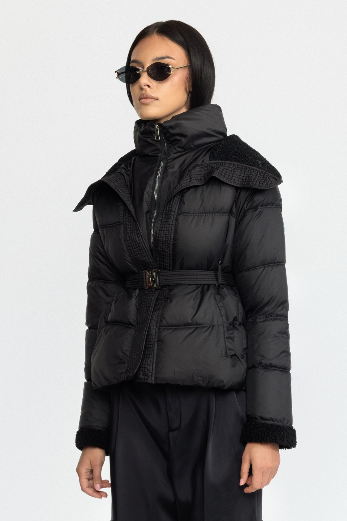 Sidonie - Chaqueta acolchada con cinturón y cuello de borreguito - Negro