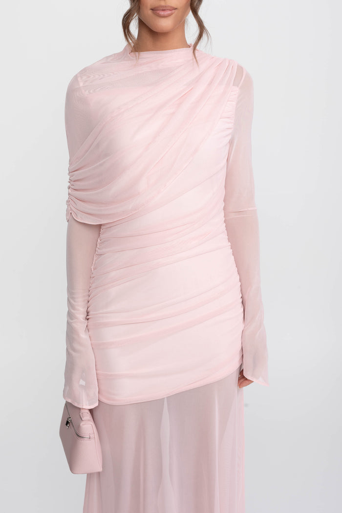 VESTIDO MAXI CON HOMBRO DRAPEADO Y FALDA TRANSPARENTE - ROSA