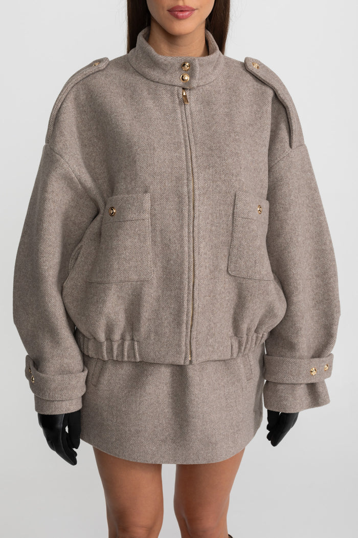 CONJUNTO DE CHAQUETA BOMBER ESTRUCTURADA DE LANA Y MINIFALDA - TOPO