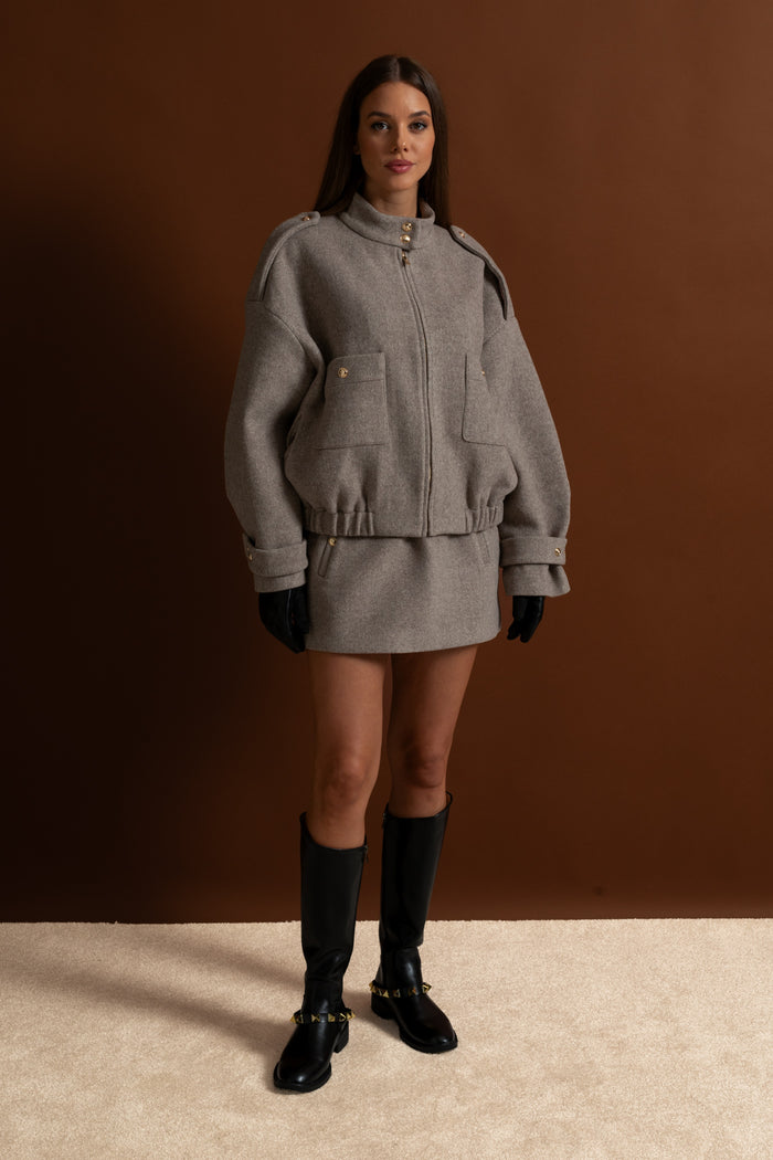 CONJUNTO DE CHAQUETA BOMBER ESTRUCTURADA DE LANA Y MINIFALDA - TOPO