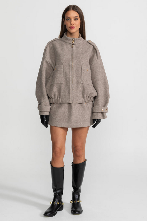 CONJUNTO DE CHAQUETA BOMBER ESTRUCTURADA DE LANA Y MINIFALDA - TOPO
