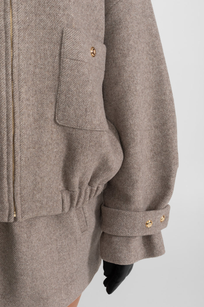 CONJUNTO DE CHAQUETA BOMBER ESTRUCTURADA DE LANA Y MINIFALDA - TOPO
