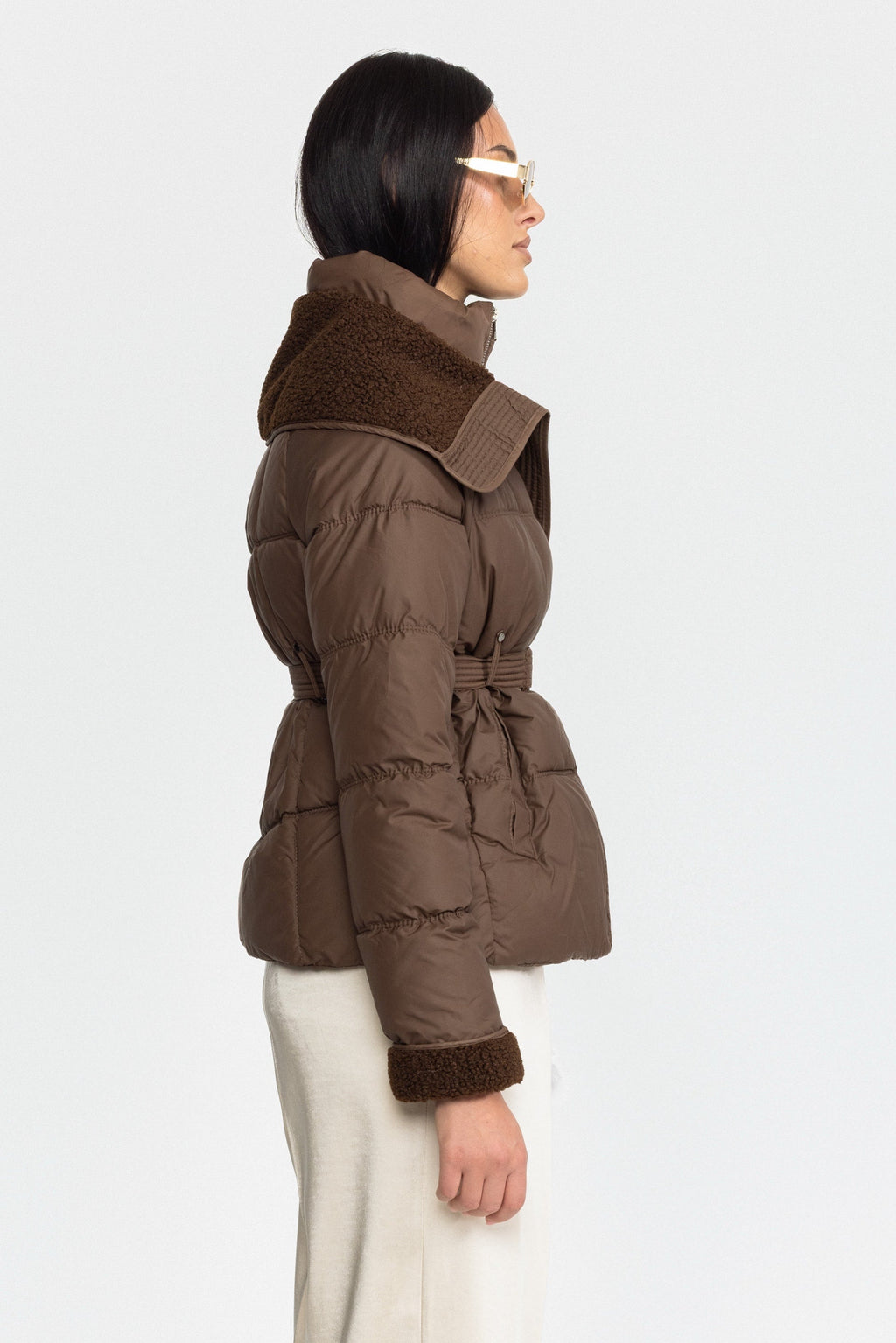 Sidonie - Chaqueta acolchada con cinturón y cuello de borreguito - Café