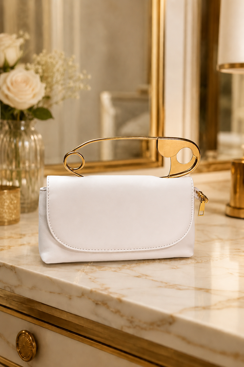 BOLSO CON CIERRE METÁLICO DECORATIVO Y CORREA DE HOMBRO - MARFIL