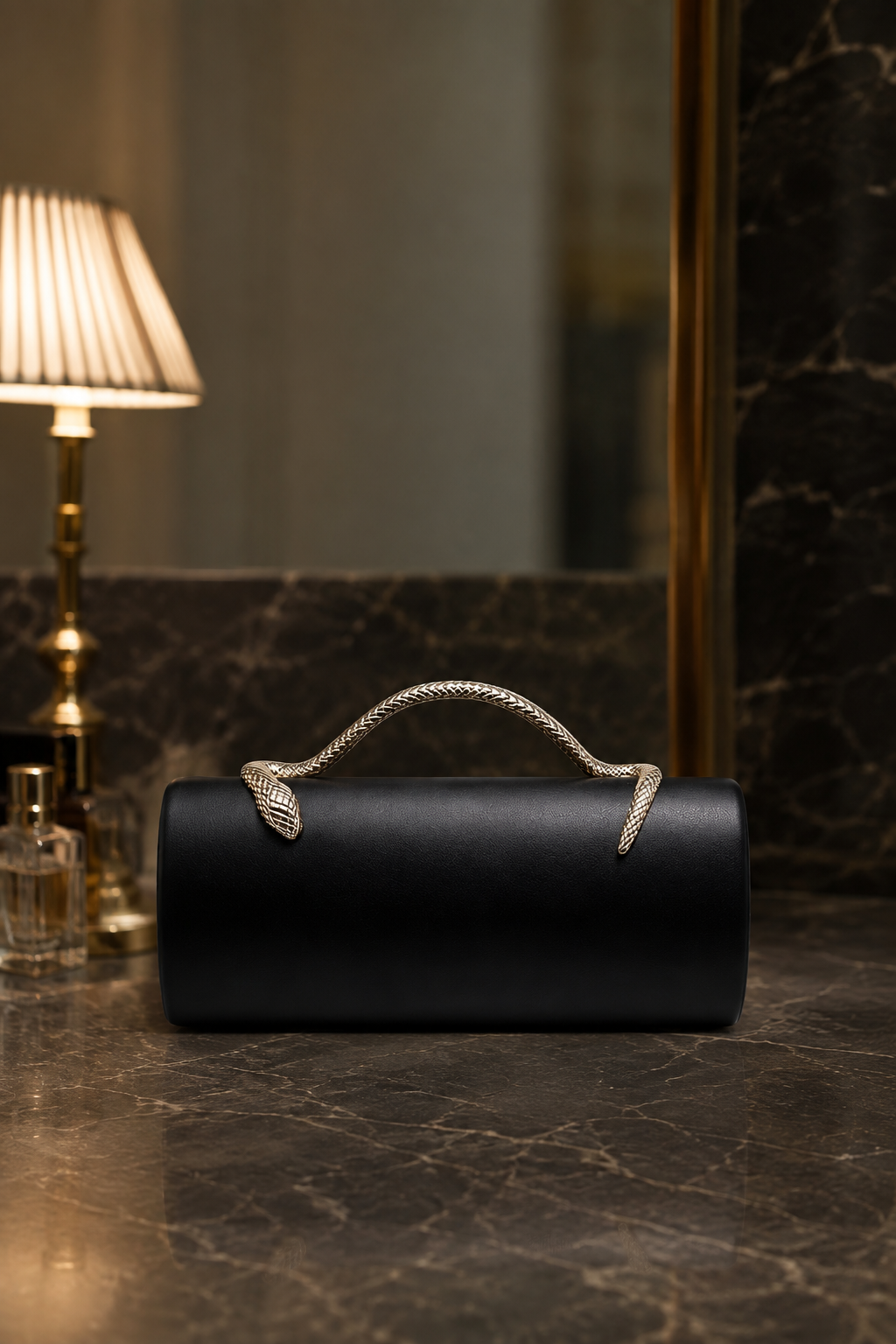 BOLSO DE MANO ESTRUCTURADO CON ASA DE SERPIENTE Y CADENA DORADA - NEGRO