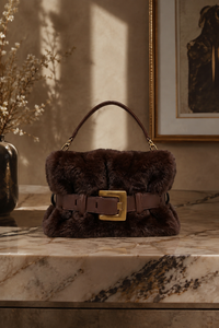 BOLSO DE MANO CON PELO SINTÉTICO Y HEBILLA DECORATIVA - MARRÓN