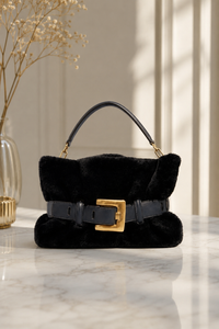 BOLSO DE MANO CON PELO SINTÉTICO Y HEBILLA DECORATIVA - NEGRO