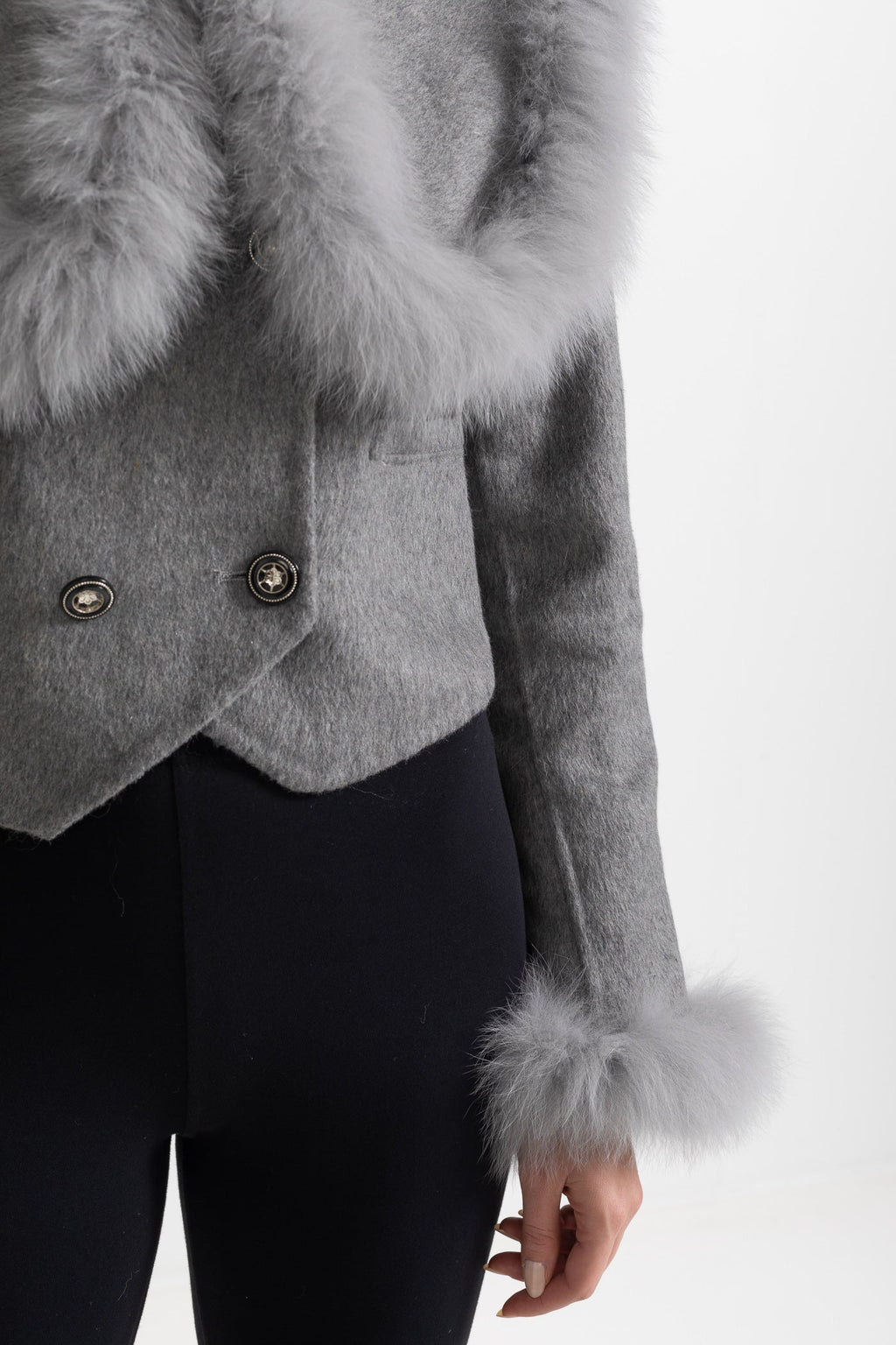 Chaqueta corta cruzada con cuello de pelo - Gris