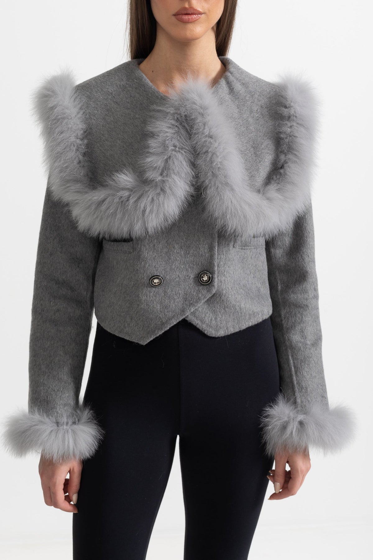 Chaqueta corta cruzada con cuello de pelo - Gris