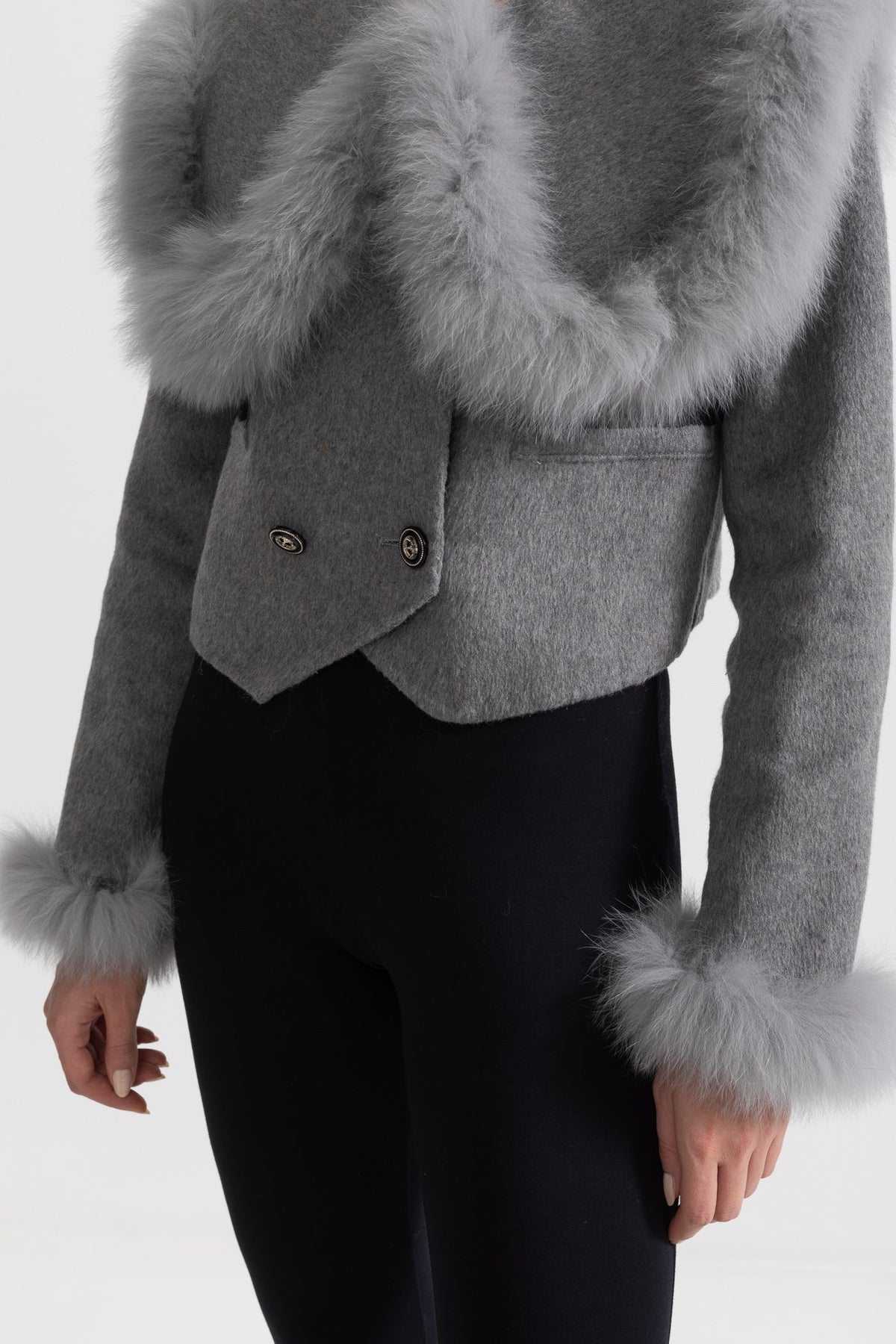 Chaqueta corta cruzada con cuello de pelo - Gris