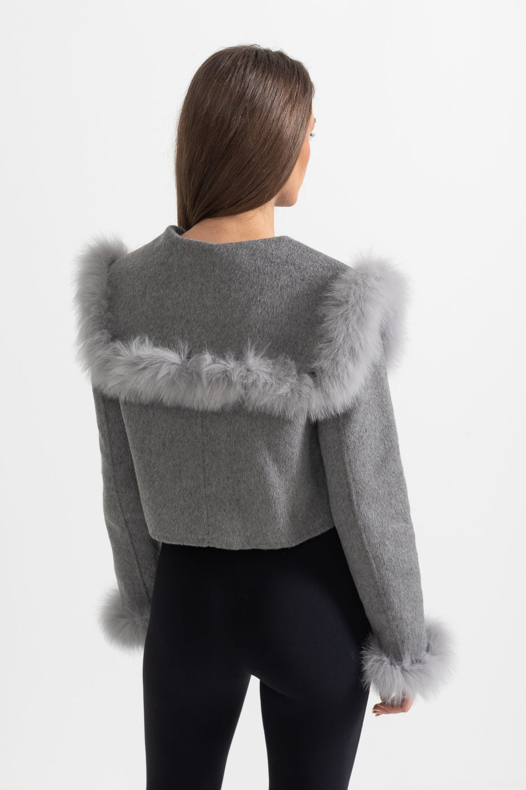 Chaqueta corta cruzada con cuello de pelo - Gris