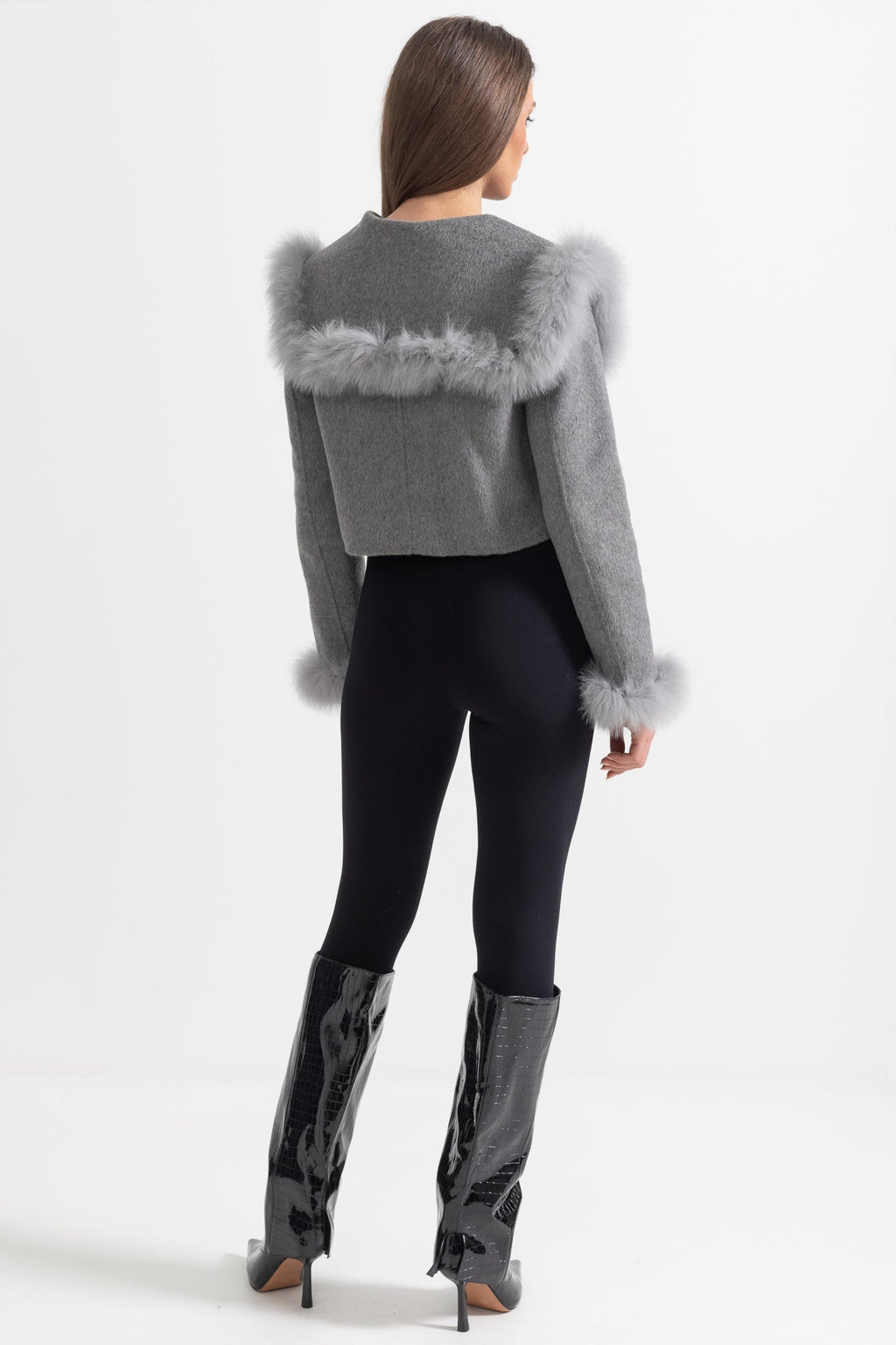 Chaqueta corta cruzada con cuello de pelo - Gris
