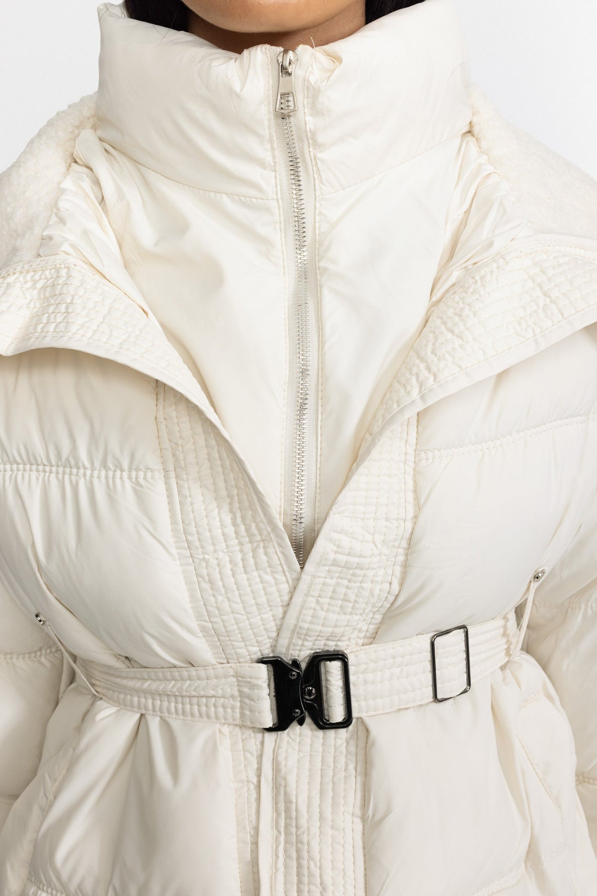 Sidonie - Chaqueta acolchada con cinturón y cuello de borreguito - Marfil