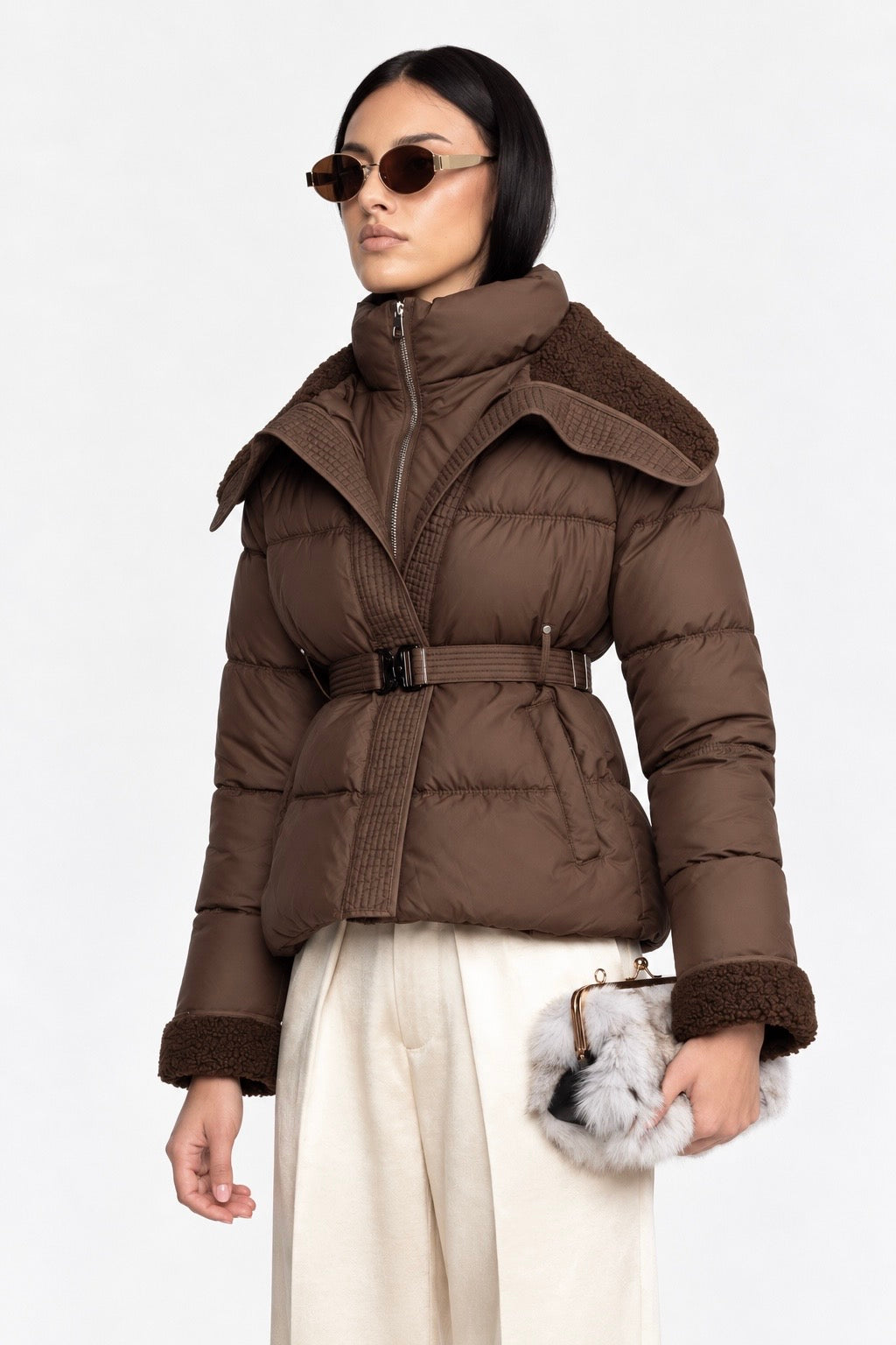 Sidonie - Chaqueta acolchada con cinturón y cuello de borreguito - Café