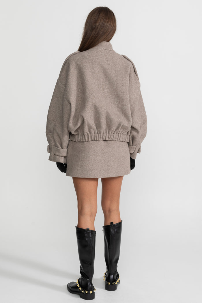 CONJUNTO DE CHAQUETA BOMBER ESTRUCTURADA DE LANA Y MINIFALDA - TOPO