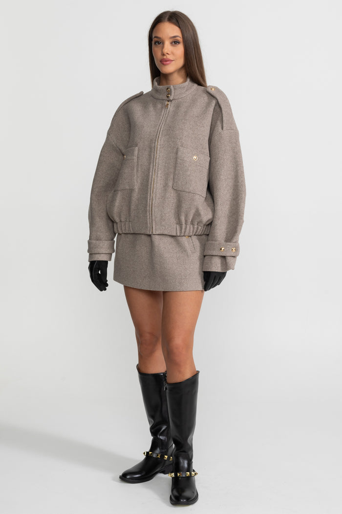 CONJUNTO DE CHAQUETA BOMBER ESTRUCTURADA DE LANA Y MINIFALDA - TOPO