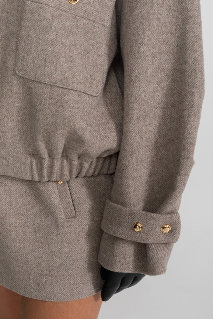 CONJUNTO DE CHAQUETA BOMBER ESTRUCTURADA DE LANA Y MINIFALDA - TOPO