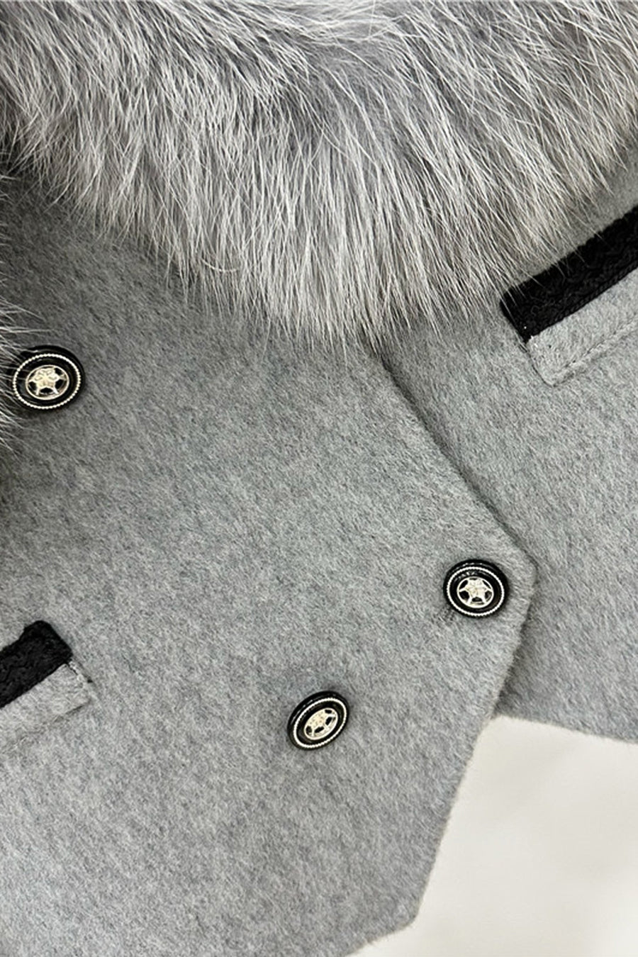 Chaqueta corta cruzada con cuello de pelo - Gris