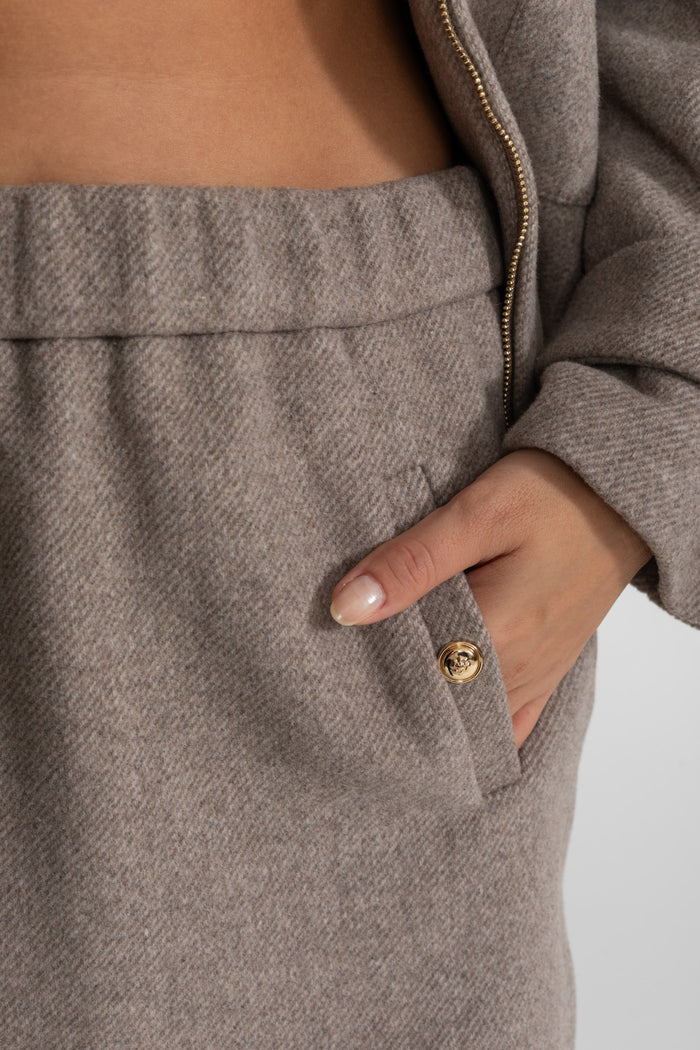 CONJUNTO DE CHAQUETA BOMBER ESTRUCTURADA DE LANA Y MINIFALDA - TOPO