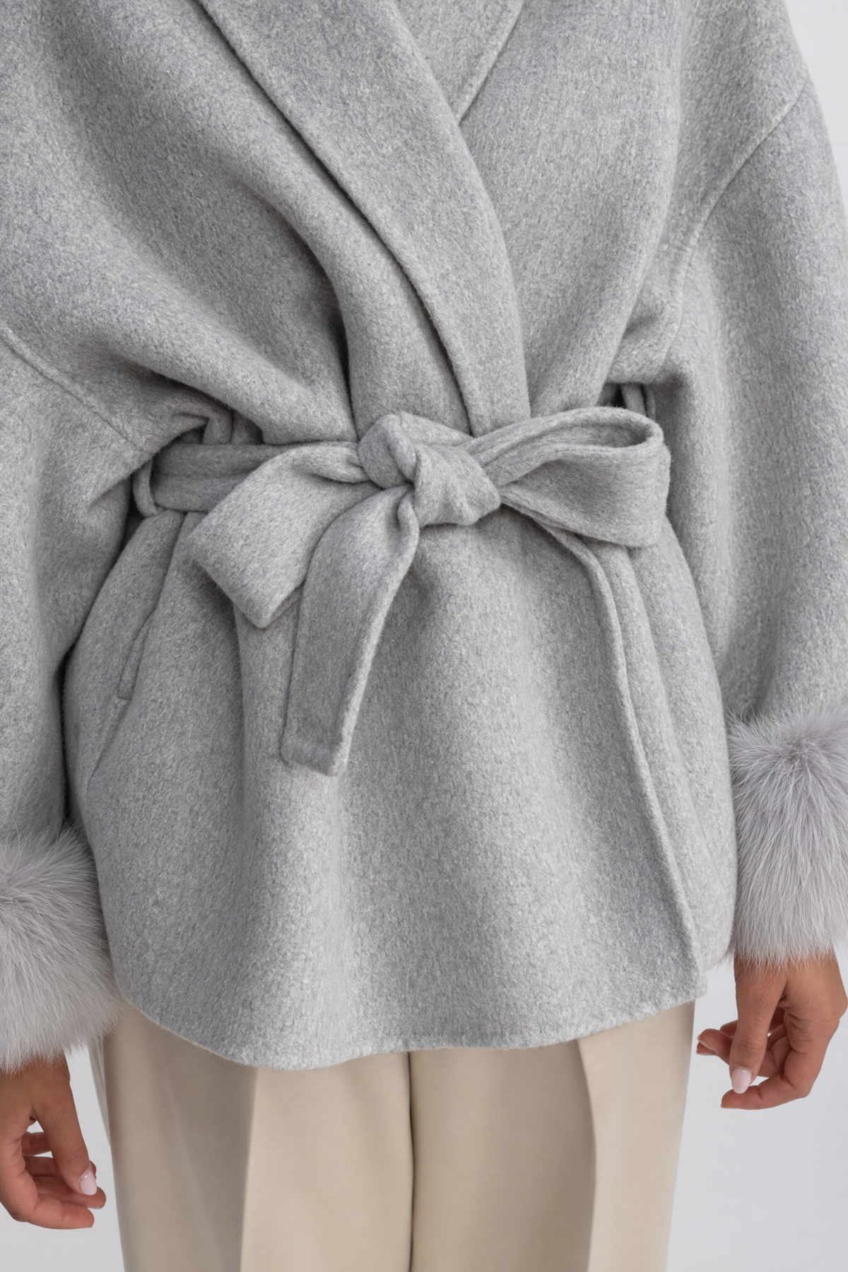 Ondine - Chaqueta cruzada de mezcla de lana con puños de pelo de zorro - Gris