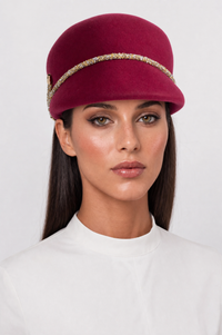 SOMBRERO DE ALA CORTA CON DETALLE DECORATIVO - GRANATE