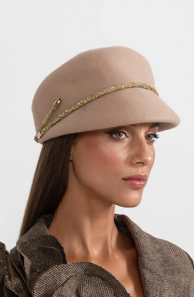 SOMBRERO DE ALA CORTA CON DETALLE DECORATIVO - BEIGE