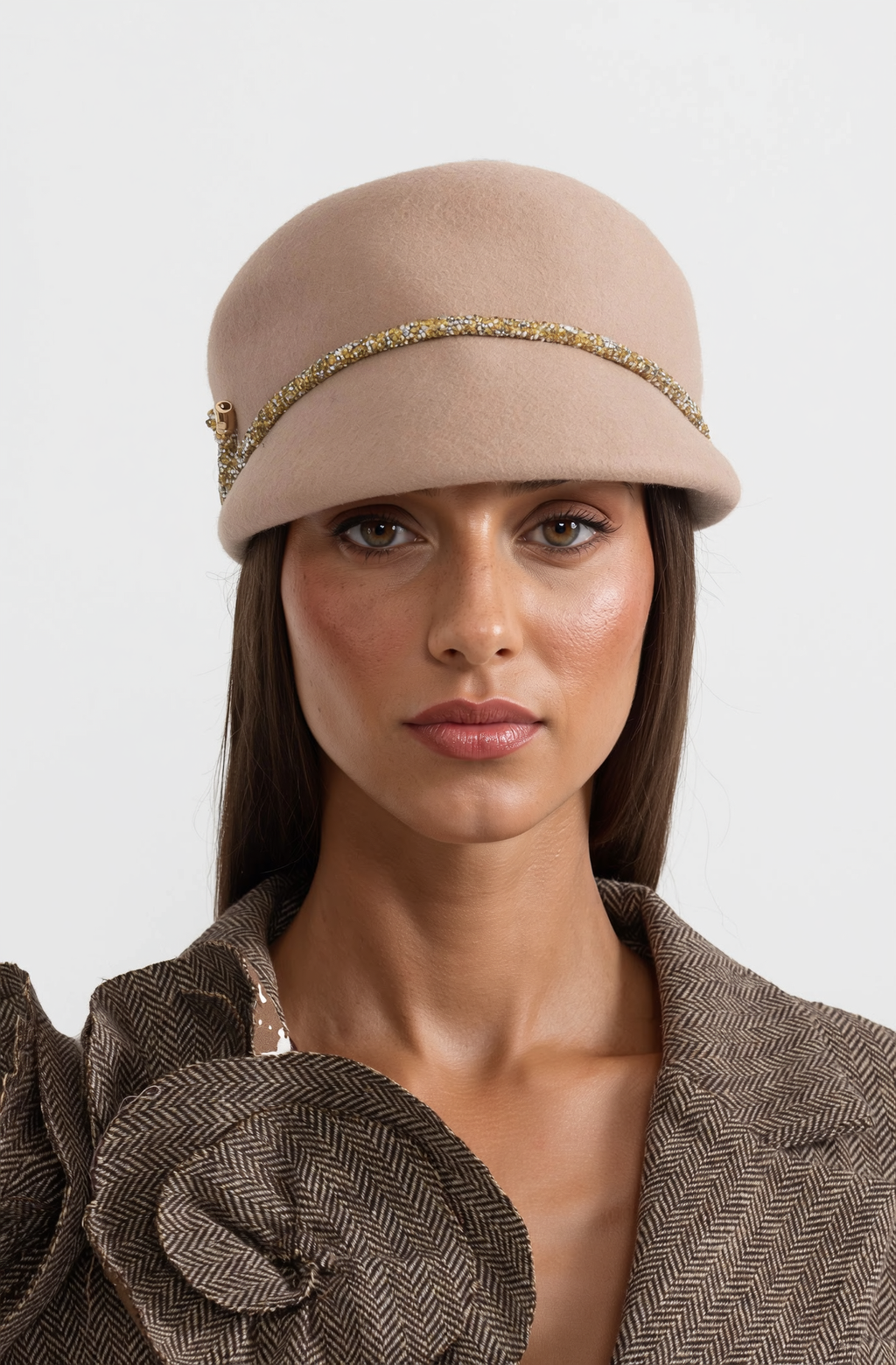 SOMBRERO DE ALA CORTA CON DETALLE DECORATIVO - BEIGE
