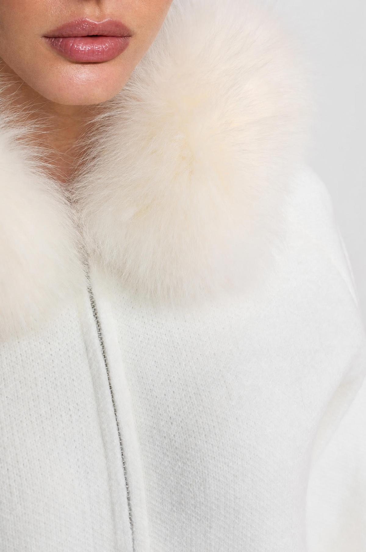 SUDADERA DE LANA CON CREMALLERA Y CUELLO DE PELO SINTÉTICO - BLANCO
