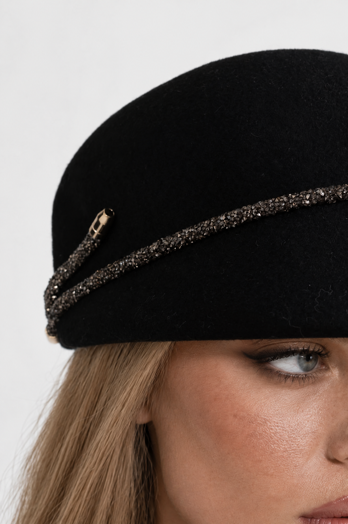 SOMBRERO DE ALA CORTA CON DETALLE DECORATIVO - NEGRO