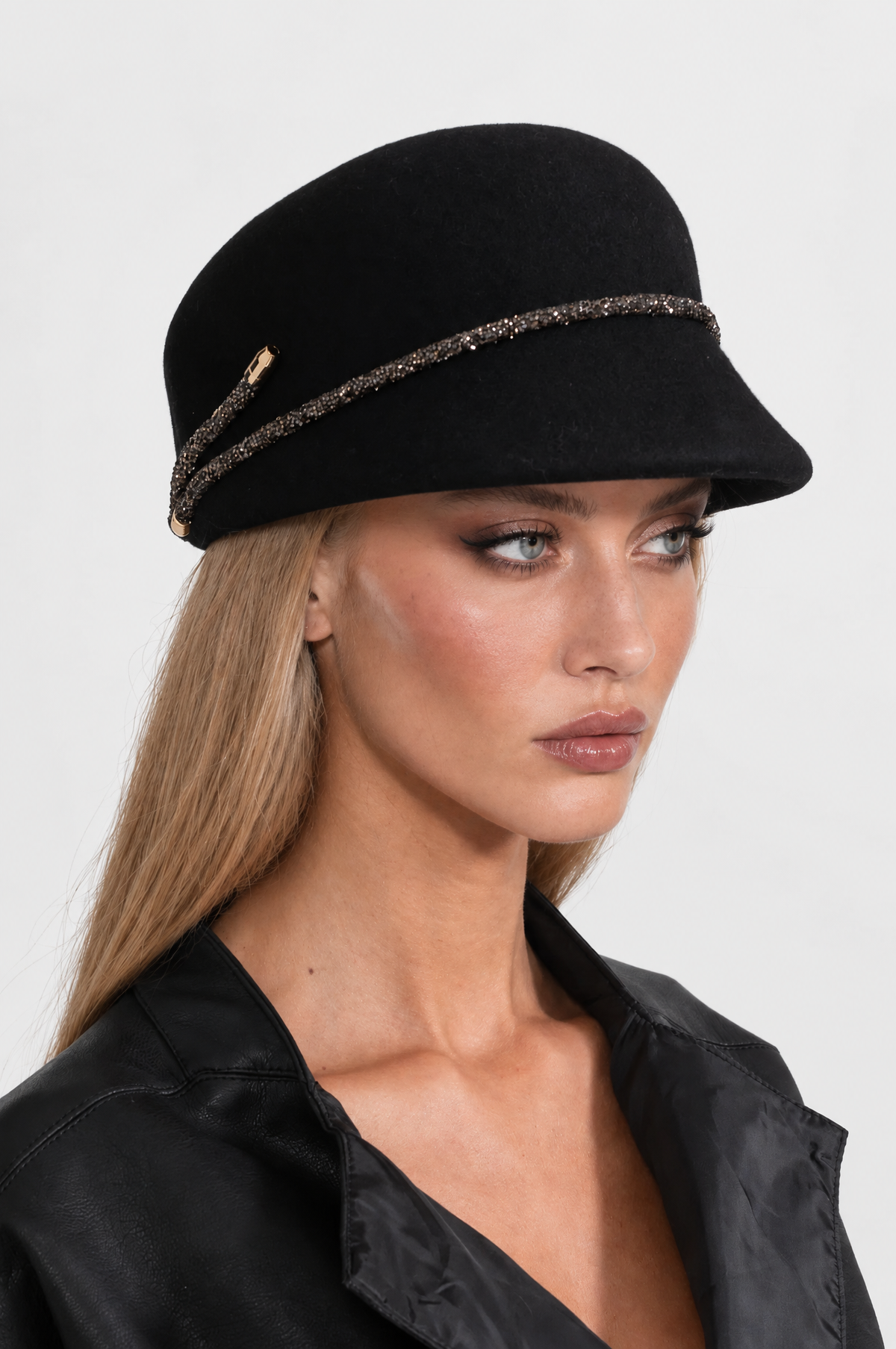 SOMBRERO DE ALA CORTA CON DETALLE DECORATIVO - NEGRO