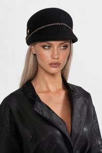 SOMBRERO DE ALA CORTA CON DETALLE DECORATIVO - NEGRO