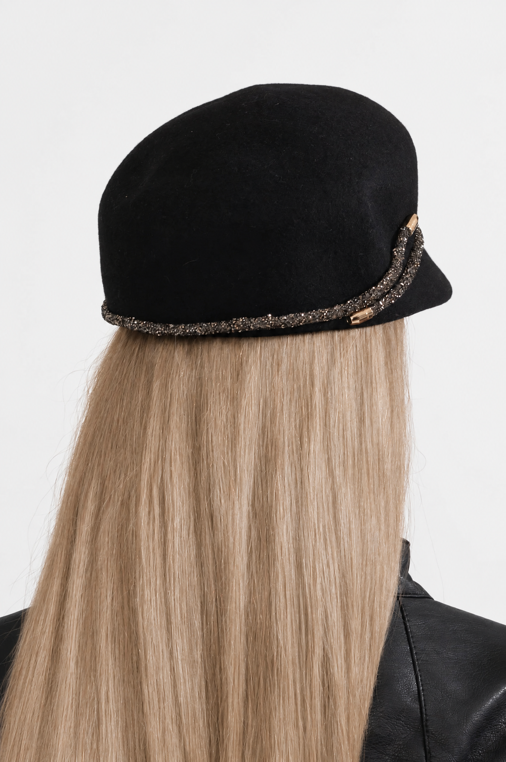SOMBRERO DE ALA CORTA CON DETALLE DECORATIVO - NEGRO
