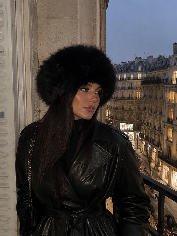 Hay mujeres que convierten el frío en elegancia.Gorro de pelo negro y abrigo de piel ne...