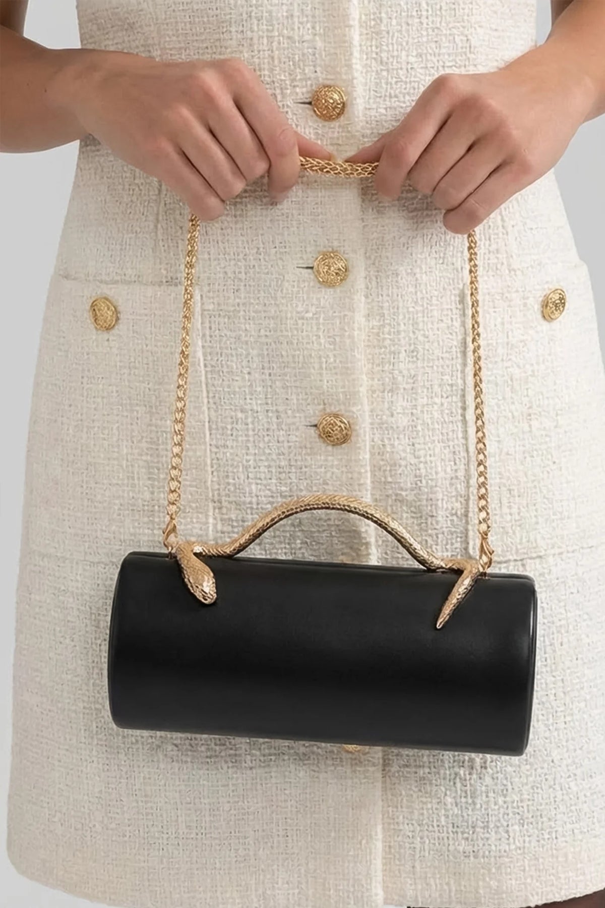 BOLSO DE MANO ESTRUCTURADO CON ASA DE SERPIENTE Y CADENA DORADA - NEGRO